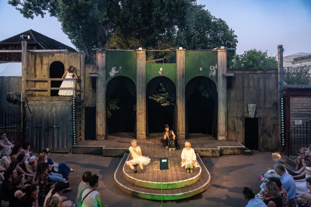 Szenenfoto aus "Ein Sommernachtstraum" am Monbijou Theater
