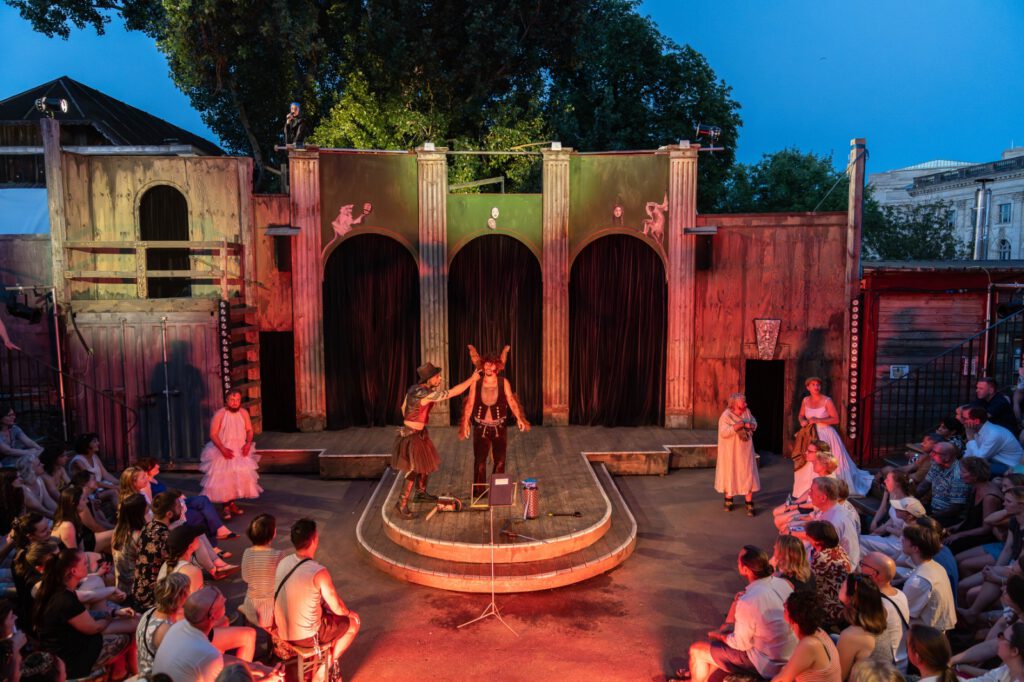 Szenenfoto aus "Ein Sommernachtstraum" am Monbijou Theater