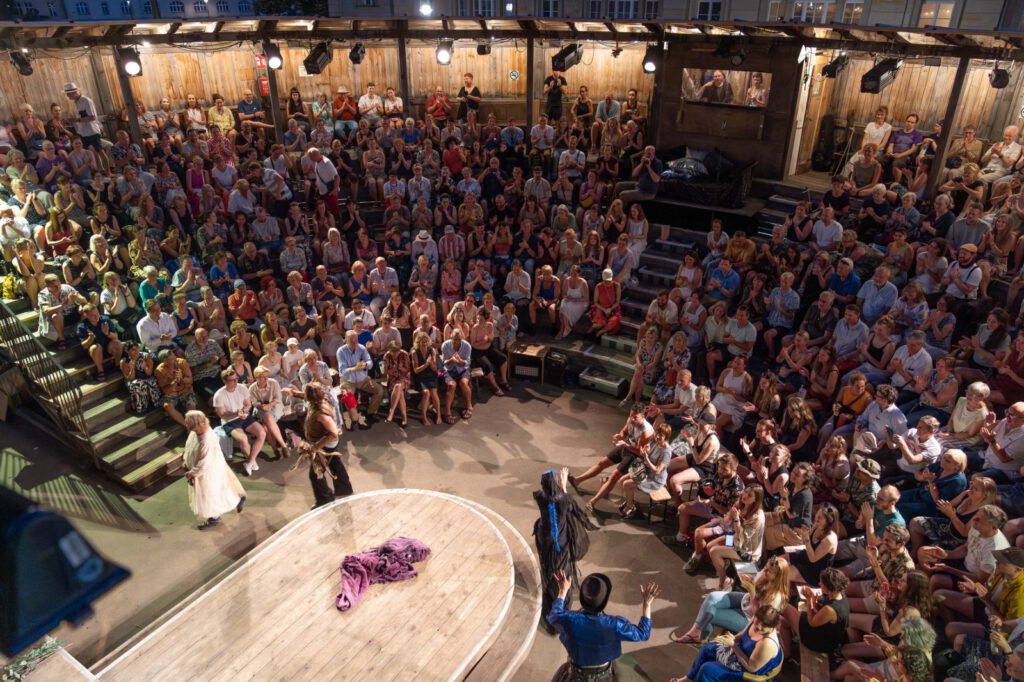 Szenenfoto aus "Ein Sommernachtstraum" am Monbijou Theater