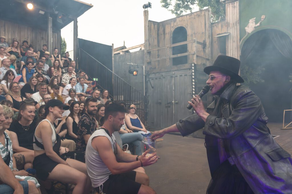 Szenenfoto aus "Ein Sommernachtstraum" am Monbijou Theater